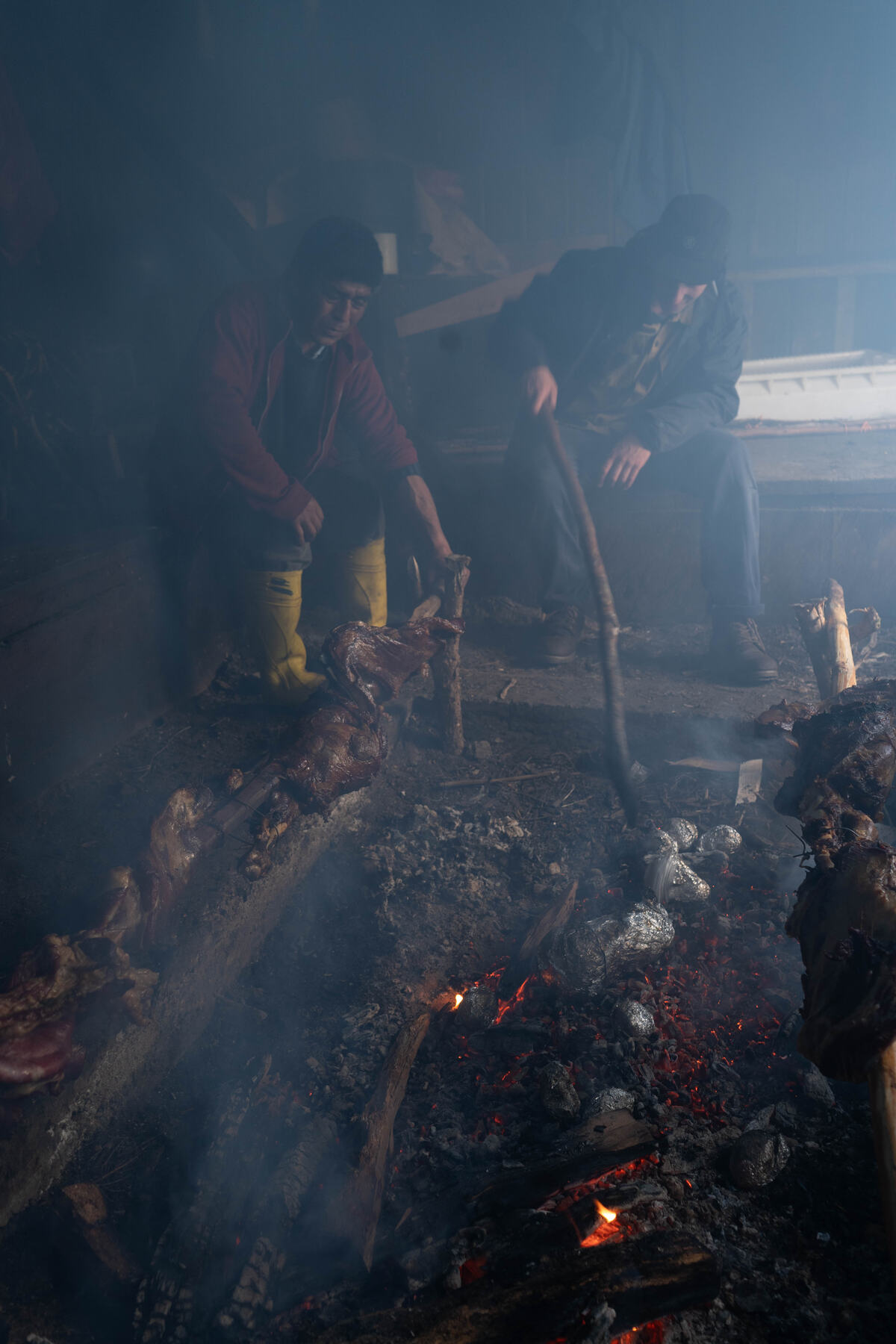 Fogón y humo dentro de un galpón chilote