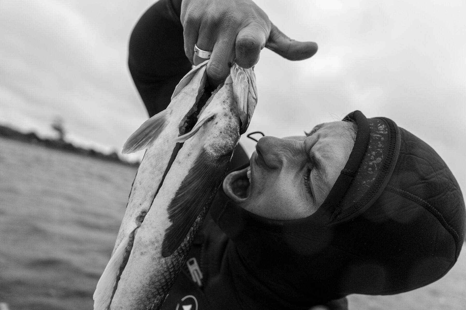 Surfista mostrando un pez recién pescado