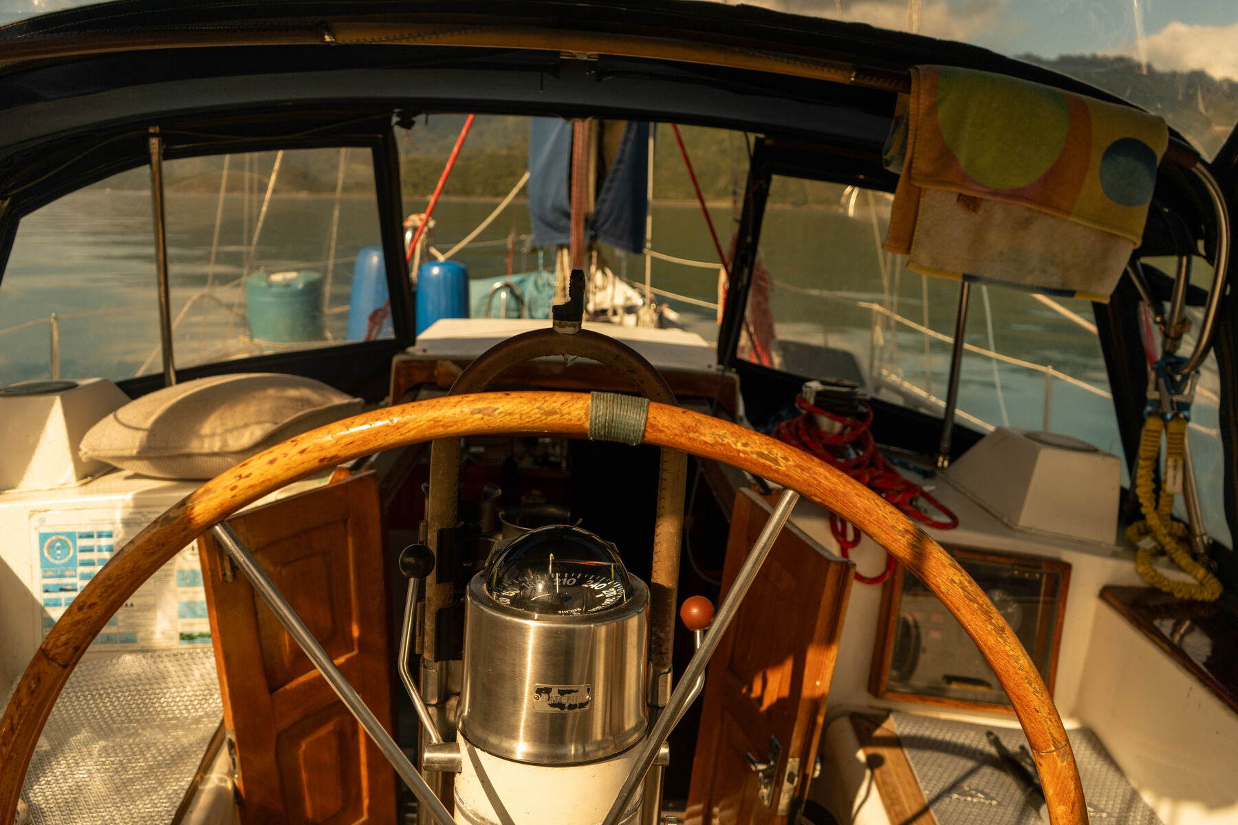 Timón de madera en el cockpit del velero